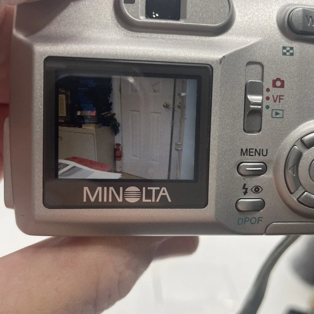 Minolta dimage e323